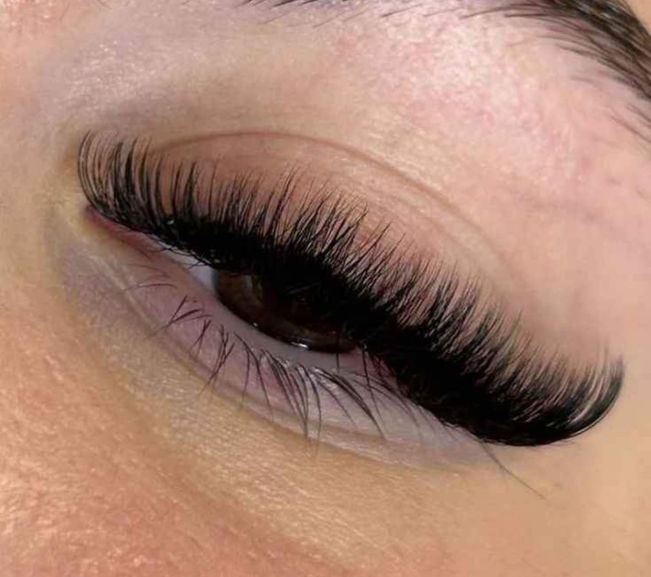 Eyelash extensions Beauté Cils Saint-Lin 12 - Russian volume, classic and hybrid
